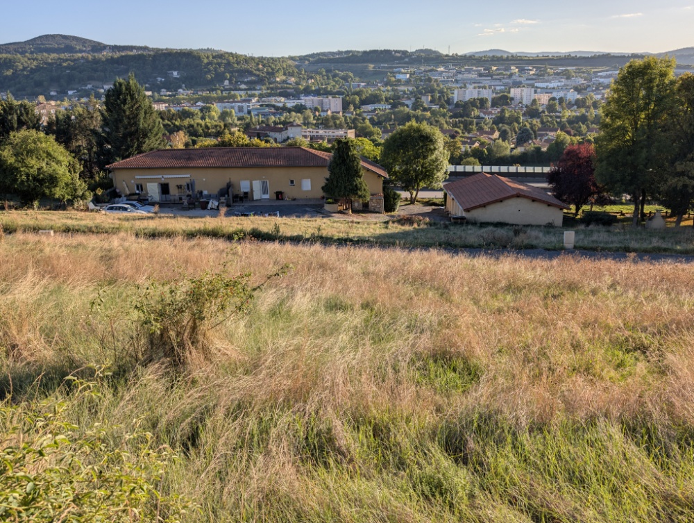 Belle parcelle surélevée